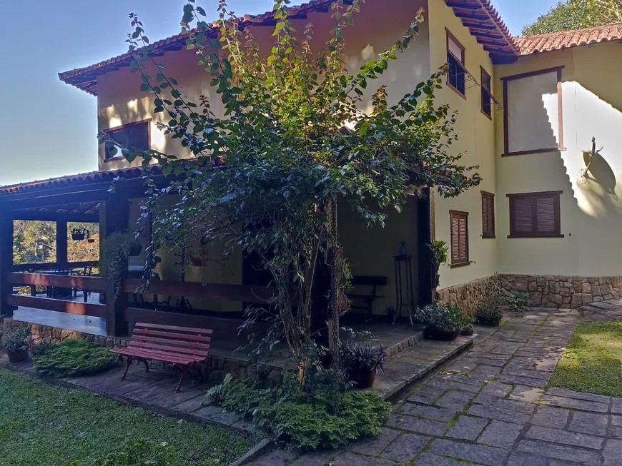 Casa de Condomínio com 4 Quartos para venda ou aluguel, 420m² - Itaipava